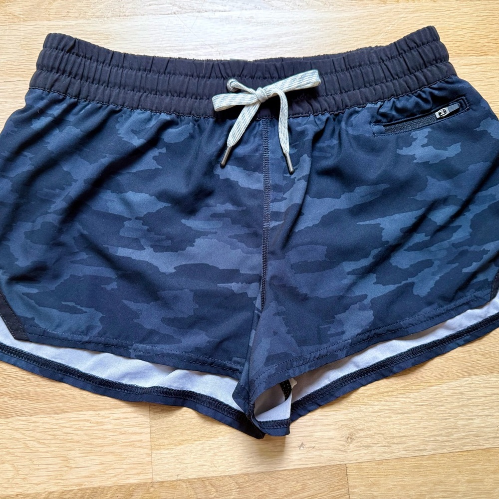 Vuori Clementine Women’s Camo Athletic Shorts M